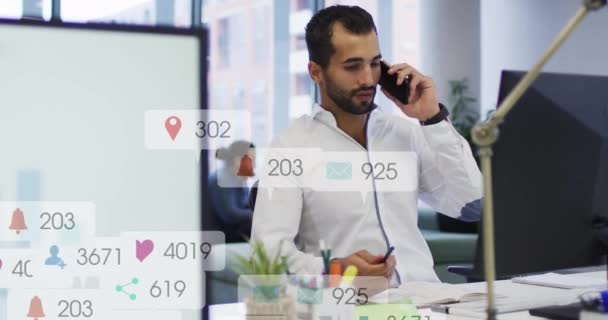 Анимация Обработки Данных Биометрии Бизнесмена Разговаривающего Смартфону Офисе Глобальные Социальные — стоковое видео