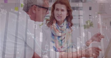 Toplantıdaki iş adamlarının istatistik ve veri işleme görüntüleri. küresel iş, veri işleme ve dijital arayüz kavramı dijital olarak oluşturulmuş görüntü.