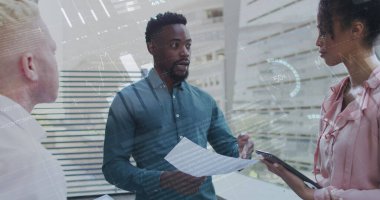 Ofisteki çeşitli iş adamlarının veri işleme görüntüsü. Küresel iş, finans, hesaplama ve veri işleme kavramı dijital olarak oluşturulmuş görüntü.