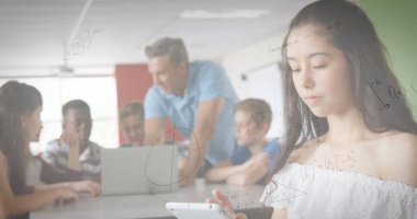 Sınıfta akıllı telefon ve dizüstü bilgisayar kullanan çocukların matematik denklemleri. eğitim, öğrenme ve teknoloji konsepti dijital olarak oluşturulmuş görüntü.