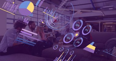 Çeşitli iş adamları üzerinde finansal veri işleme görüntüsü. Küresel iş, finans, hesaplama ve veri işleme kavramı dijital olarak oluşturulmuş görüntü.