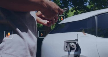 Kafkasyalı adamın elektrikli arabayı şarj etmesi üzerine ekolojik simgelerin canlandırılması. Küresel yeşil enerji, çevre, bağlantılar, hesaplama ve veri işleme kavramı dijital olarak oluşturulmuş video.
