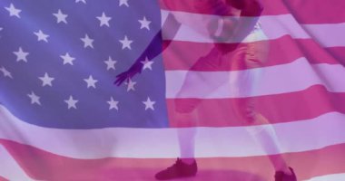 Afro-Amerikan Amerikan futbolcusu ve Amerikan bayrağının animasyonu. Amerikan vatanseverliği, spor ve rekabet konsepti dijital olarak oluşturulmuş video.