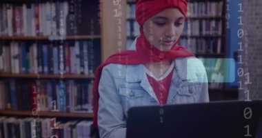 Dizüstü bilgisayarla tesettüre girmiş çift ırklı bir kız öğrenci yerine ai metin ve veri animasyonu. Dijital olarak oluşturulmuş küresel yapay zeka, bağlantılar, hesaplama ve veri işleme kavramı.