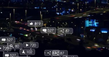 Sokakta arabaların üzerinde artan sayılarla sosyal medya ikonlarının canlandırılması. Dijital olarak oluşturulmuş küresel sosyal medya, iletişim ve dijital arayüz kavramı.