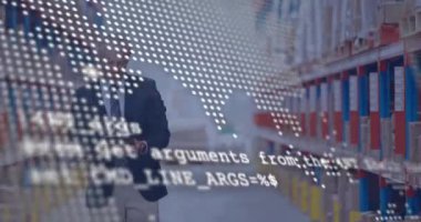 Depoda çalışan beyaz adamın dijital veri işleme animasyonu. Küresel gönderim, bağlantılar, hesaplama ve veri işleme kavramı dijital olarak oluşturulmuş video.