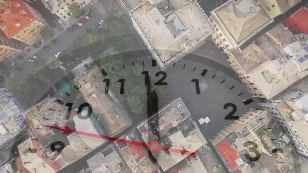 街並みを超えて時計を動かすアニメーション グローバルビジネス タイム デジタルインターフェースのコンセプトデジタル生成ビデオ — ストック動画