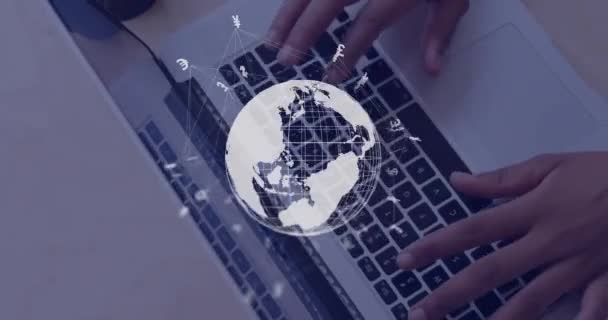 Animação Globo Processamento Dados Sobre Mulher Caucasiana Usando Laptop Conceito — Vídeo de Stock