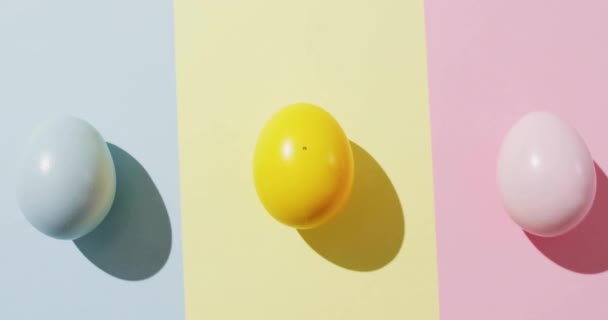 Animação Texto Páscoa Feliz Sobre Ovos Páscoa Coloridos Fundo Rosa — Vídeo de Stock