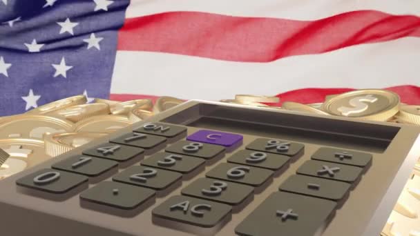 美元硬币和计算器在美国国旗上的动画 全球金融 计算和数据处理概念 — 图库视频影像
