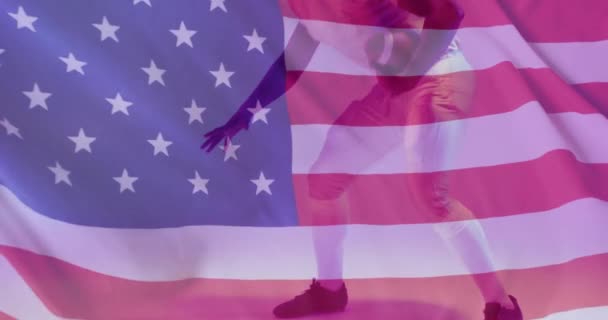 非裔美国足球运动员和美国国旗的动画 美国的爱国主义 体育和竞争概念数码视频 — 图库视频影像
