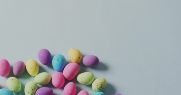 Animación Feliz Texto Pascua Sobre Coloridos Huevos Pascua Sobre Fondo — Vídeo de stock