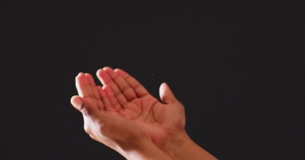 Animação Cinzas Texto Quarta Feira Sobre Mãos Pagantes Mulher Birracial — Vídeo de Stock
