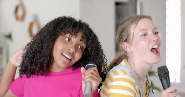 Animace Bílých Světel Nad Šťastnými Dospívajícími Dívkami Mikrofony Které Doma — Stock video
