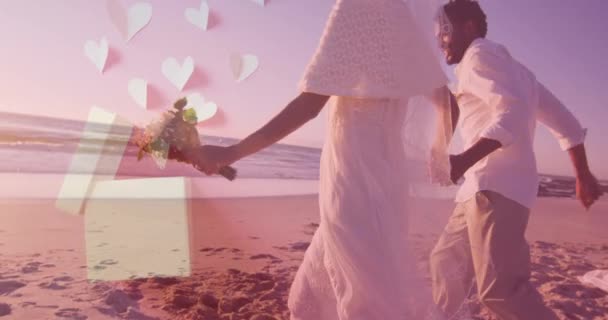 Animacja Serc Nad Szczęśliwą Różnorodną Parą Małżeńską Biegającą Plaży Nad — Wideo stockowe