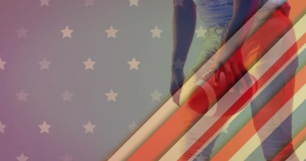 Amerikan Futbolcusunun Amerikan Bayrağı Topuyla Diz Çöktüğü Animasyon Amerikan Vatanseverliği — Stok video
