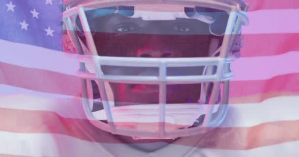 非裔美国足球运动员和美国国旗的动画 美国的爱国主义 体育和竞争概念数码视频 — 图库视频影像