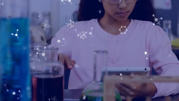 Animáció Molekulák Felett Biracial Iskolás Lány Dolgozik Laboratóriumban Globális Oktatás — Stock videók