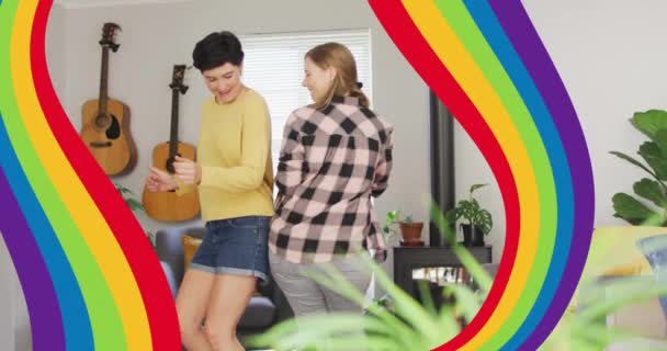 Animación Bandas Arco Iris Orgullo Sobre Feliz Pareja Lesbianas Caucásicas — Vídeo de stock