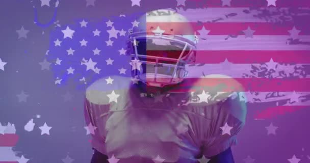 アフリカ系アメリカ人のフットボール選手とアメリカの国旗のアニメーション アメリカの愛国心 スポーツ 競技コンセプト デジタル生成ビデオ — ストック動画