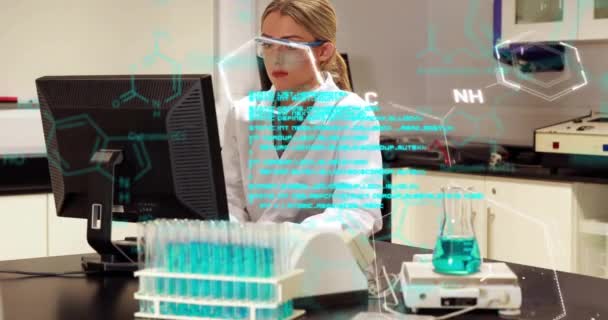 在实验室中对高加索女科学家的化学公式和数据处理进行了动画化处理 全球科学 计算机和数字接口概念数字生成视频 — 图库视频影像