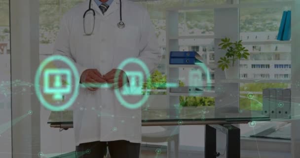 在高加索男医生之上 与技术图标连接的网络动画 全球医学 连接和数字接口概念 — 图库视频影像