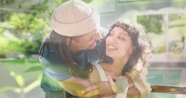 Tekerlekli sandalyede oturan çift ırklı erkek ve engelli kadının üzerindeki çimen görüntüsü. Engelli insanların uluslararası gününde dijital olarak oluşturulan imaj.