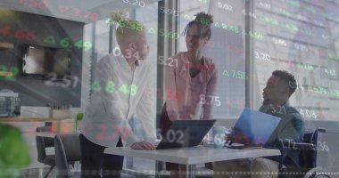 Ofisteki çeşitli iş adamlarının veri işleme görüntüsü. Küresel iş, finans, hesaplama ve veri işleme kavramı dijital olarak oluşturulmuş görüntü.