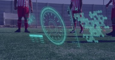 Futbol oynayan farklı adamların tarama ve veri işleme görüntüsü. Küresel spor ve dijital arayüz kavramı dijital olarak oluşturulmuş görüntü.