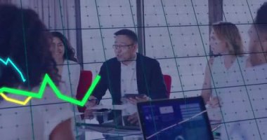 Ofisteki çeşitli iş adamları üzerinde finansal veri işleme animasyonu. Küresel finans, iş, bağlantılar, hesaplama ve veri işleme kavramı dijital olarak oluşturulmuş video.