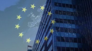 Avrupa Birliği bayrağının canlandırılması ve şehirdeki ofis binalarının haritası. Küresel iş, Avrupa pazarı, bağlantılar, bilgisayar ve veri işleme kavramı dijital olarak oluşturulmuş video.