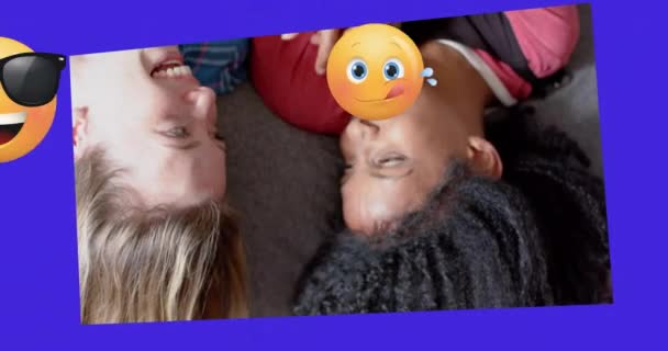 Animáció Különböző Emojik Mozog Két Boldog Különböző Tizenéves Lányok Feküdt — Stock videók