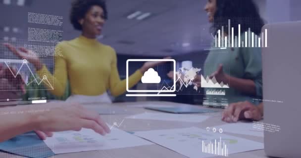 仕事を議論する多様な同僚のデータ処理と図のアニメーション グローバルビジネスとデジタルインターフェースのコンセプトデジタル生成ビデオ — ストック動画