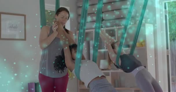 Animación Puntos Brillantes Sobre Diversas Chicas Que Practican Yoga Aéreo — Vídeos de Stock