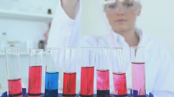 Kafkasyalı Mutlu Kadın Bilim Adamının Laboratuvarda Kimyasal Çözümleri Karıştırması Üzerine — Stok video