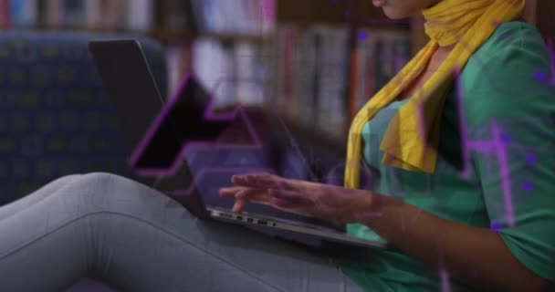 Animatie Van Tekst Gegevens Biracial Vrouwelijke Student Hijab Met Laptop — Stockvideo