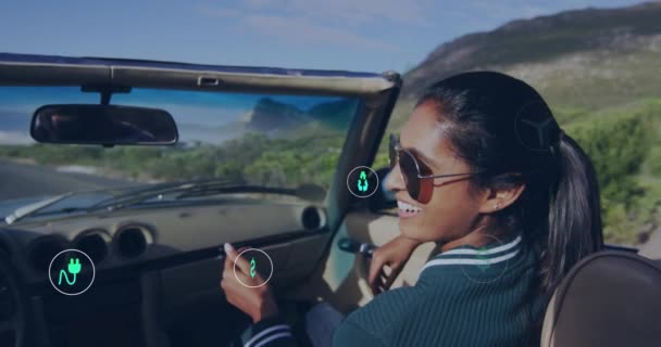 Animacja Ikon Ekologii Nad Szczęśliwą Birasową Kobietą Wycieczce Uśmiechniętą Samochodem — Wideo stockowe