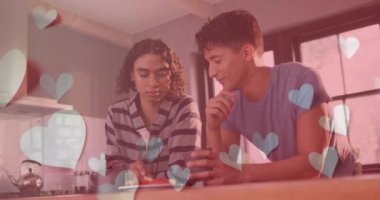 Mutfakta birbirlerini meyvelerle besleyen farklı eşcinsel çiftler üzerinde mavi kalplerin animasyonu. Çift, aşk, ev hayatı, lgbtq ve yaşam tarzı, dijital olarak oluşturulmuş video.