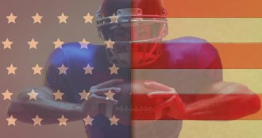 Amerikan bayrağının animasyonu beyaz erkek Amerikan futbolcunun top tutması üzerine. Spor ve vatanseverlik kavramı dijital olarak üretilen video.