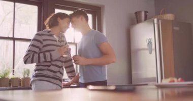 Mutfakta kahve içen, birbirine dokunan mutlu eşcinsel çift yerine pembe kalplerin animasyonu. Çift, aşk, ev hayatı, lgbtq ve yaşam tarzı, dijital olarak oluşturulmuş video.