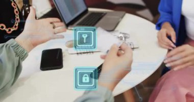 İnternette ödeme yapan beyaz kadın üzerindeki asma kilit simgelerinin canlandırılması. Dijital olarak oluşturulan küresel çevrimiçi bankacılık, finans, iş, bağlantılar ve veri işleme kavramı.