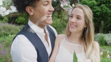 Düğün günü bahçede gülümseyen mutlu çift yerine bulut evi animasyonu. Çift, evlilik, doğa, yaz, kutlama, gelecek, birliktelik, aşk ve romantizm, dijital olarak üretilen video.