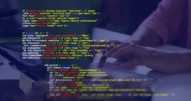 Çift ırklı kadının dizüstü bilgisayarla dijital veri işleme animasyonu. Dijital olarak oluşturulmuş küresel bağlantılar, hesaplama ve veri işleme kavramı.