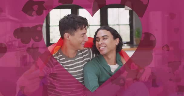 ハートのアニメーションは 虹の旗に抱かれる幸せな多様なゲイの男性カップルの上にカットされました カップル プライド Lgbtq トータルネスとライフスタイル デジタル生成ビデオ — ストック動画
