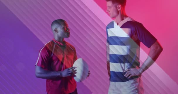ボールを持つ多様な男性ラグビー選手に対するフランスの旗のアニメーション スポーツ アクティブライフスタイルのコンセプトデジタル生成ビデオ — ストック動画