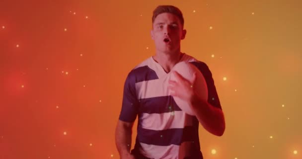 闪烁着光芒的动画笼罩着带球的高加索男子橄榄球运动员 竞争和积极生活方式概念数码视频 — 图库视频影像