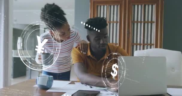 在忧心忡忡的非洲裔美国夫妇付账时 货币图标的动画化处理了他们的数据处理 全球金融 计算和数据处理概念 — 图库视频影像