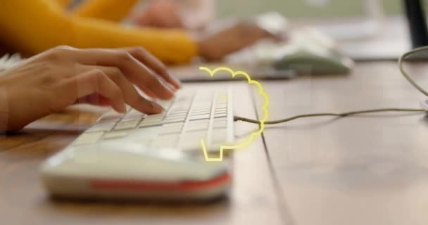 컴퓨터를 사용하여 코카서스 여성에 텍스트 데이터 처리의 애니메이션 글로벌 컴퓨팅 — 비디오