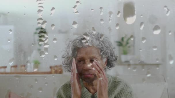 Animering Vattendroppar Över Äldre Afrikansk Amerikansk Kvinna Sitter Hemma Med — Stockvideo