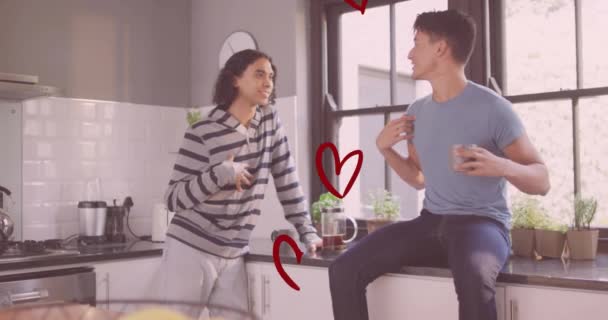 Анимация Красных Сердец Над Счастливой Гей Парой Разговаривающей Смеющейся Кухне — стоковое видео